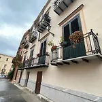 Palazzo Dei Duchi D'amico - -tralevolte Del '700 Appartamento