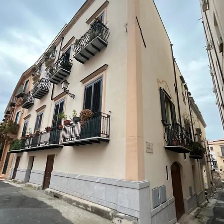 Palazzo Dei Duchi D'Amico - Apartment -