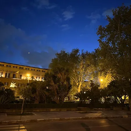 Palazzo Dei Duchi D'amico - -tralevolte Del '700 * Palermo
