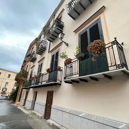 Palazzo Dei Duchi D'Amico - Apartment -